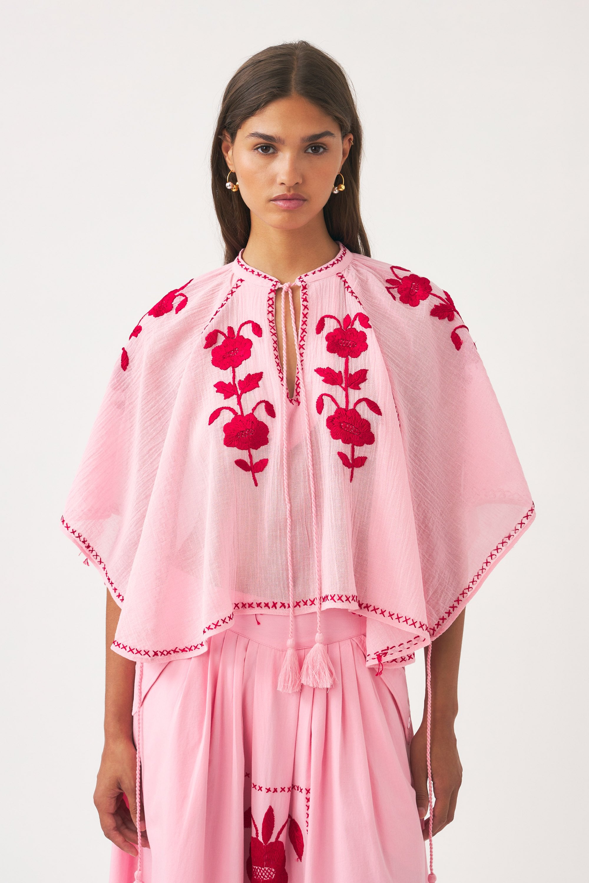 Mini caftan brodé à la main en soie Ila