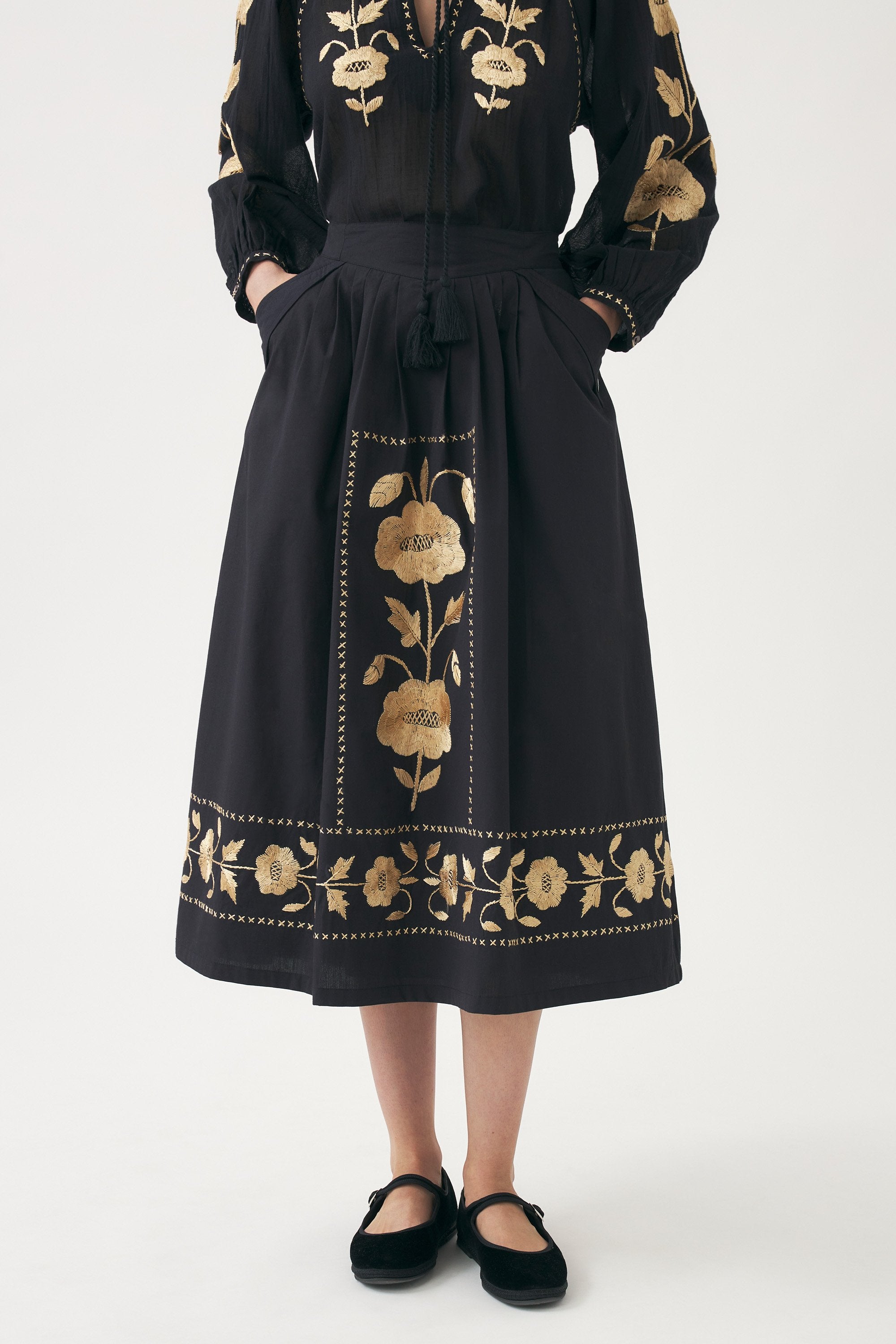 Skirt with hand-embroidered silk details Ila