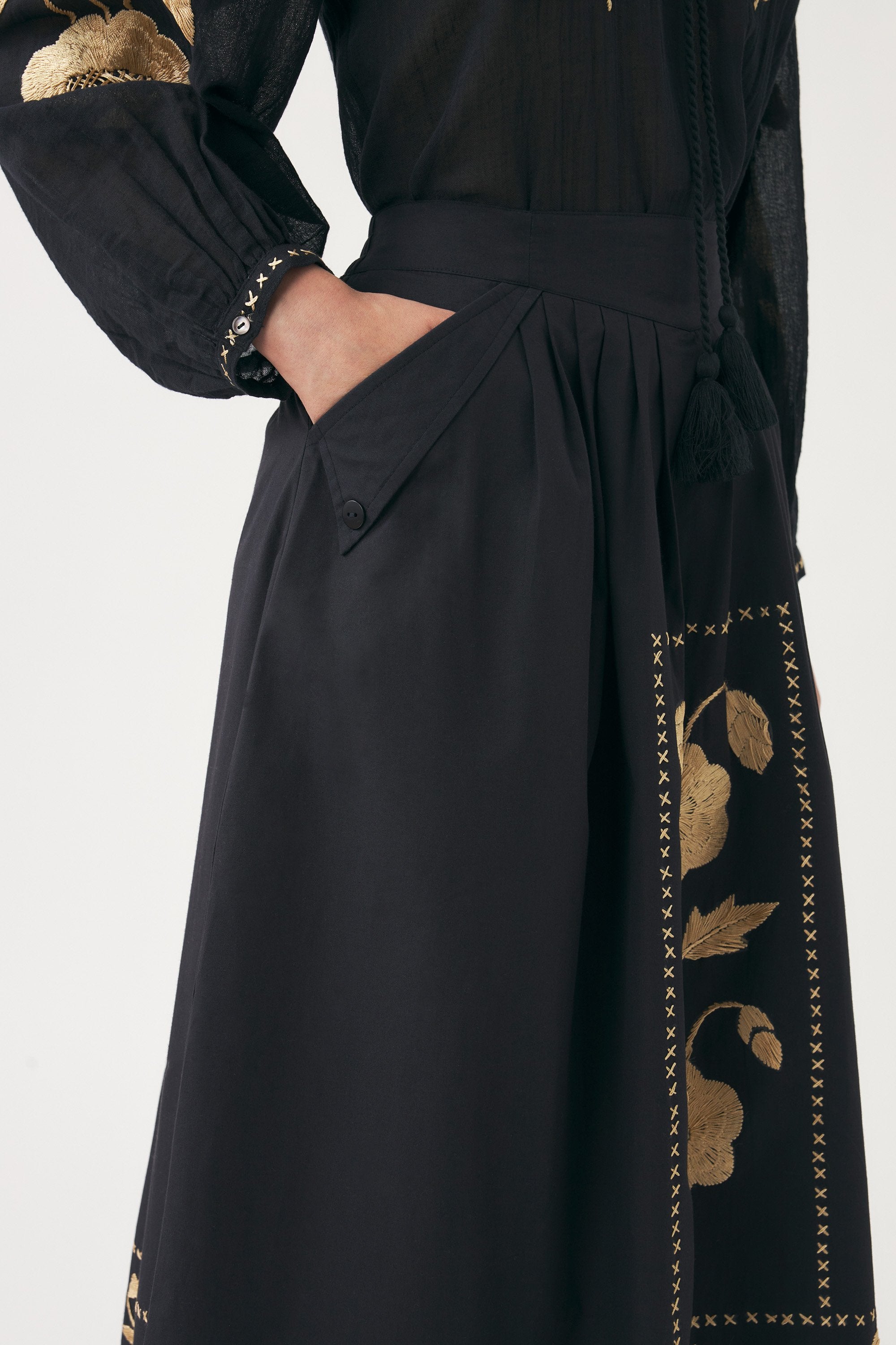 Skirt with hand-embroidered silk details Ila