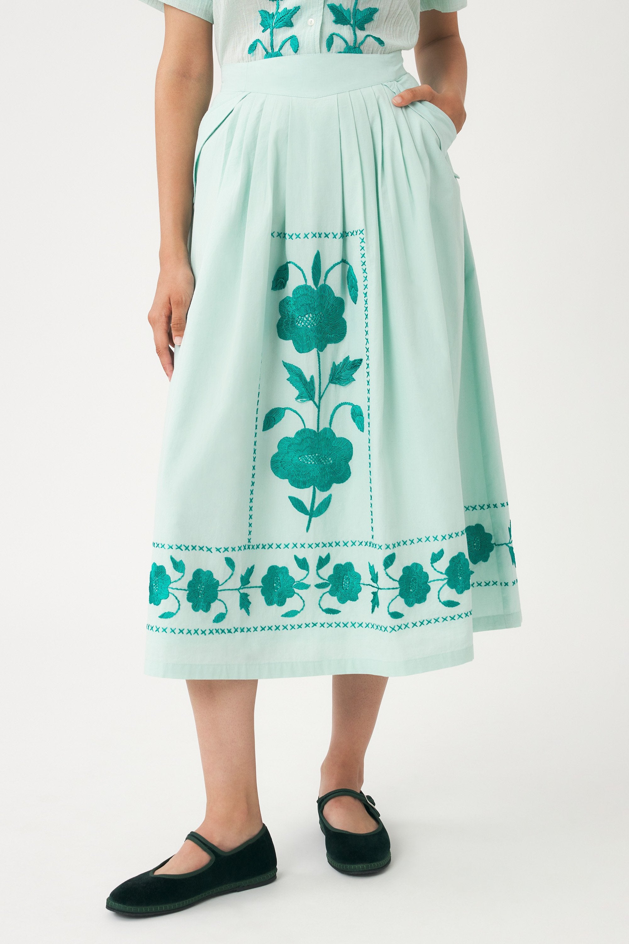 Skirt with hand-embroidered silk details Ila