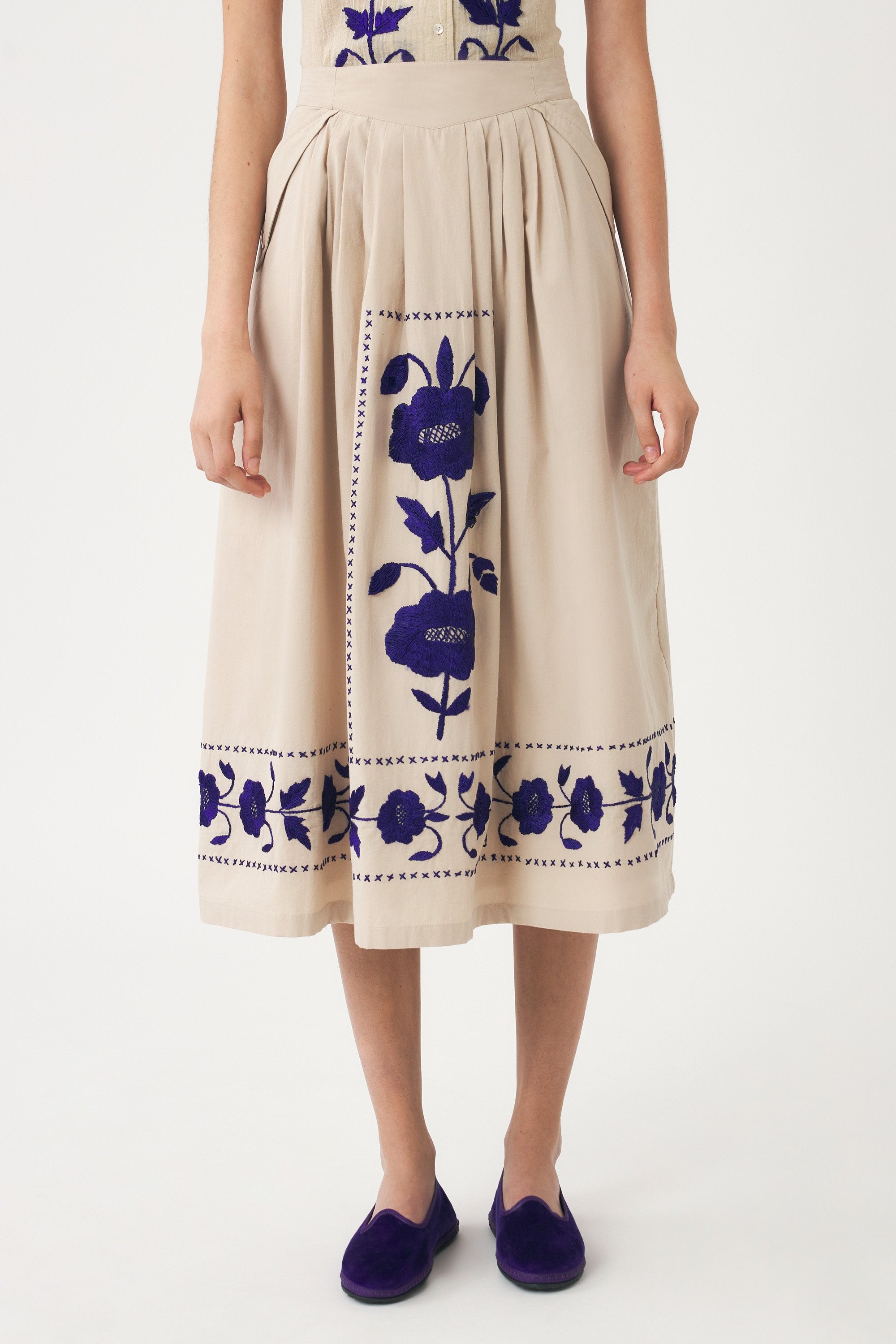 Skirt with hand-embroidered silk details Ila