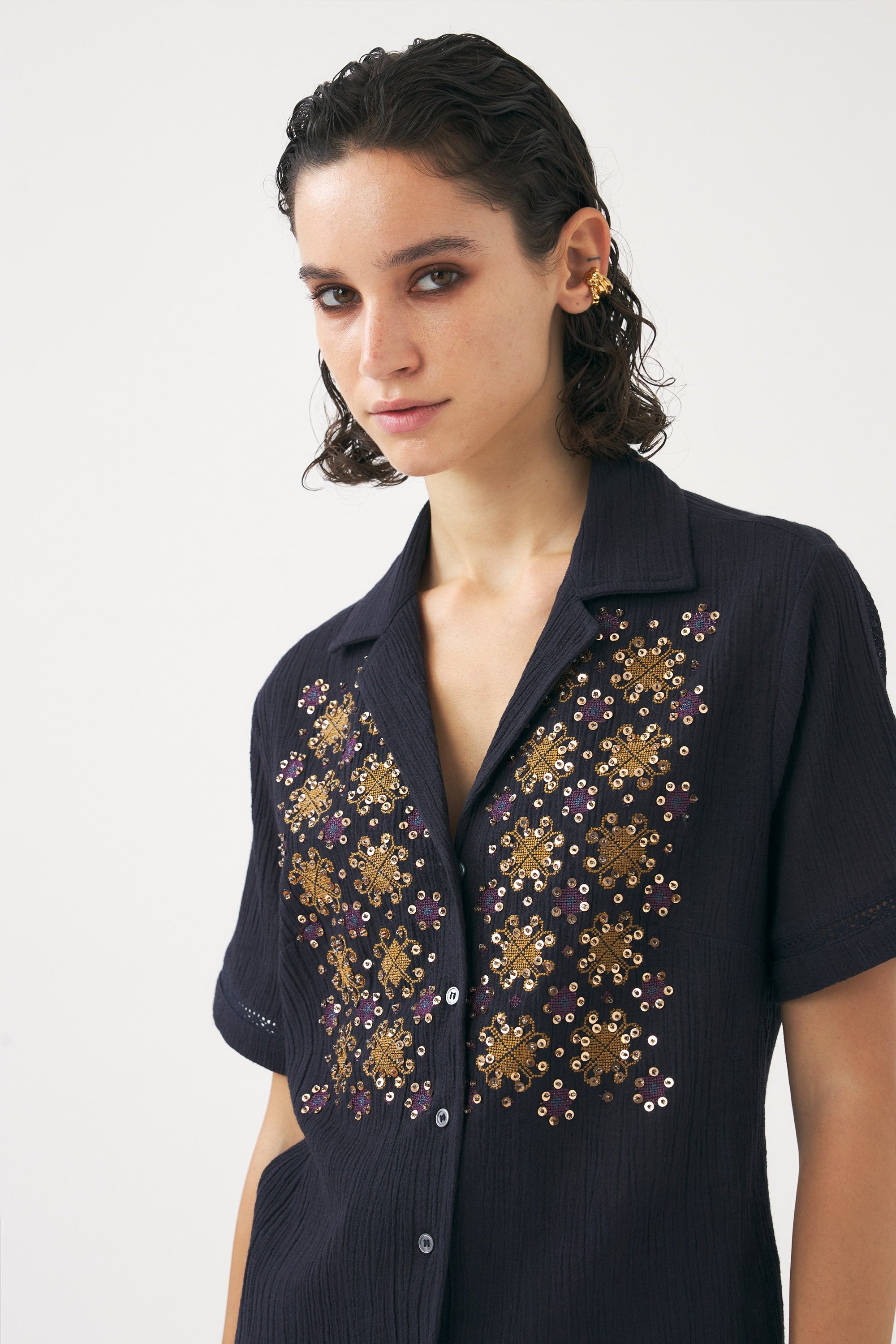 Blusa ricamata a mano con perle Jena