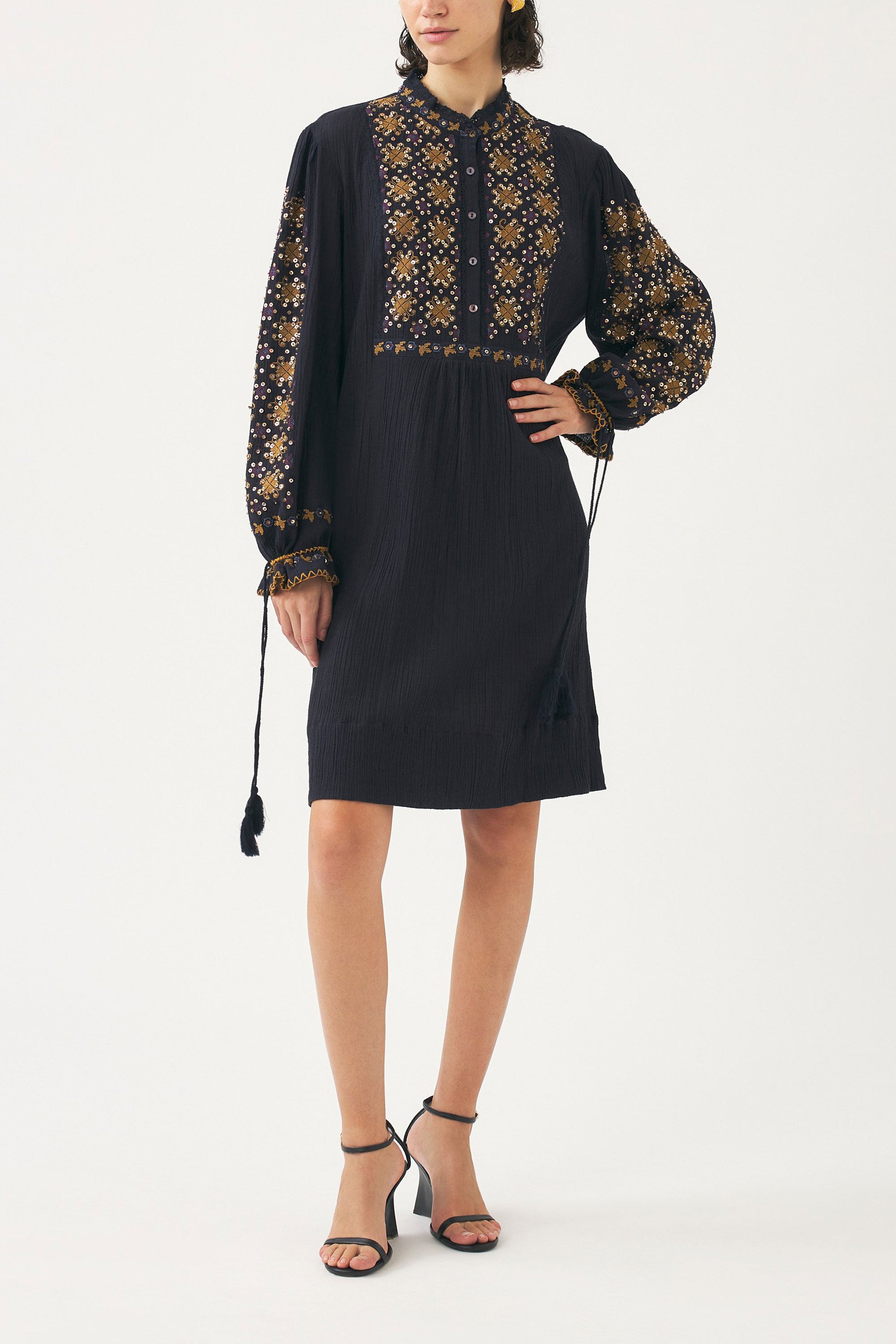 Mini robe brodée à la main avec des perles Jena