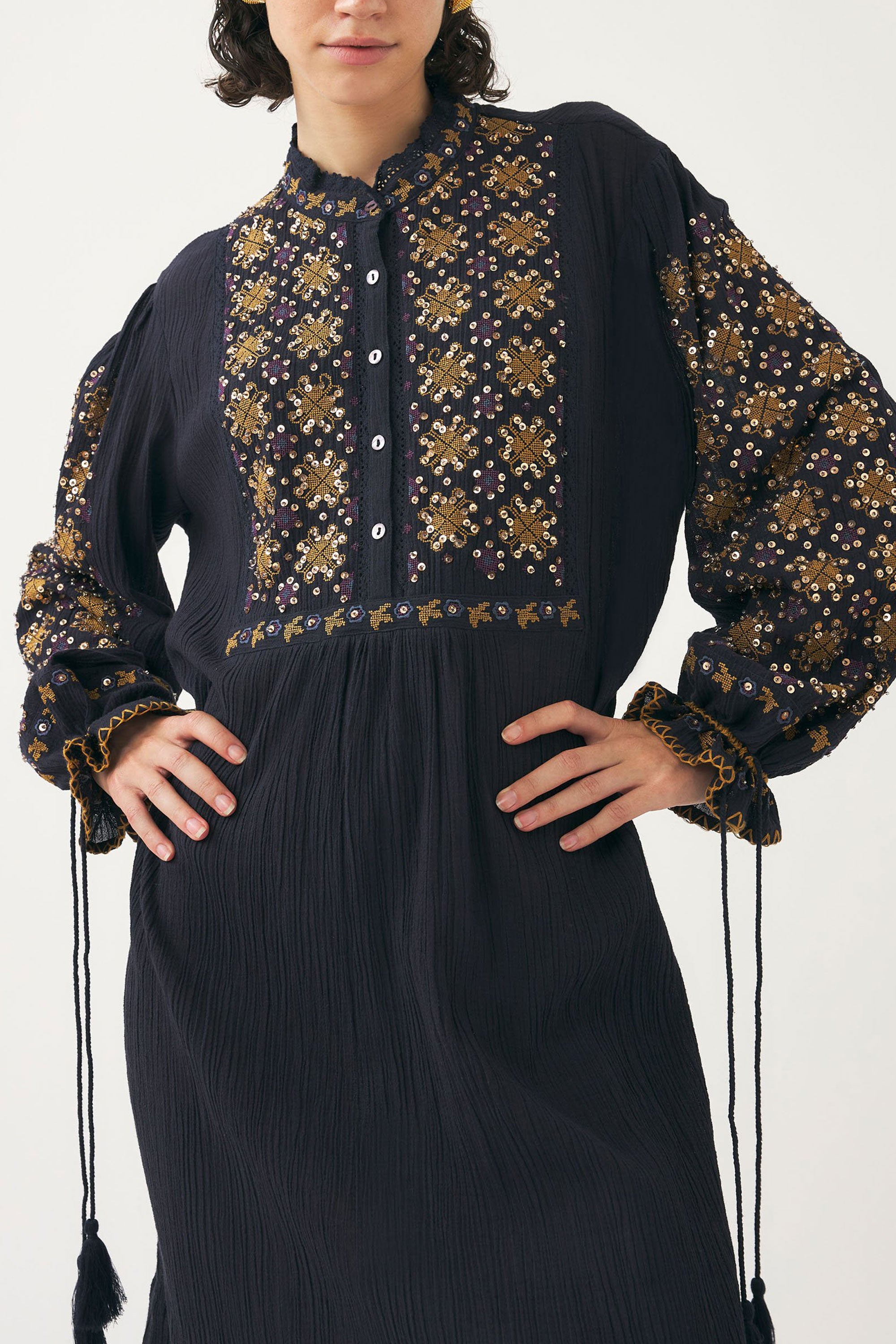 Mini robe brodée à la main avec des perles Jena