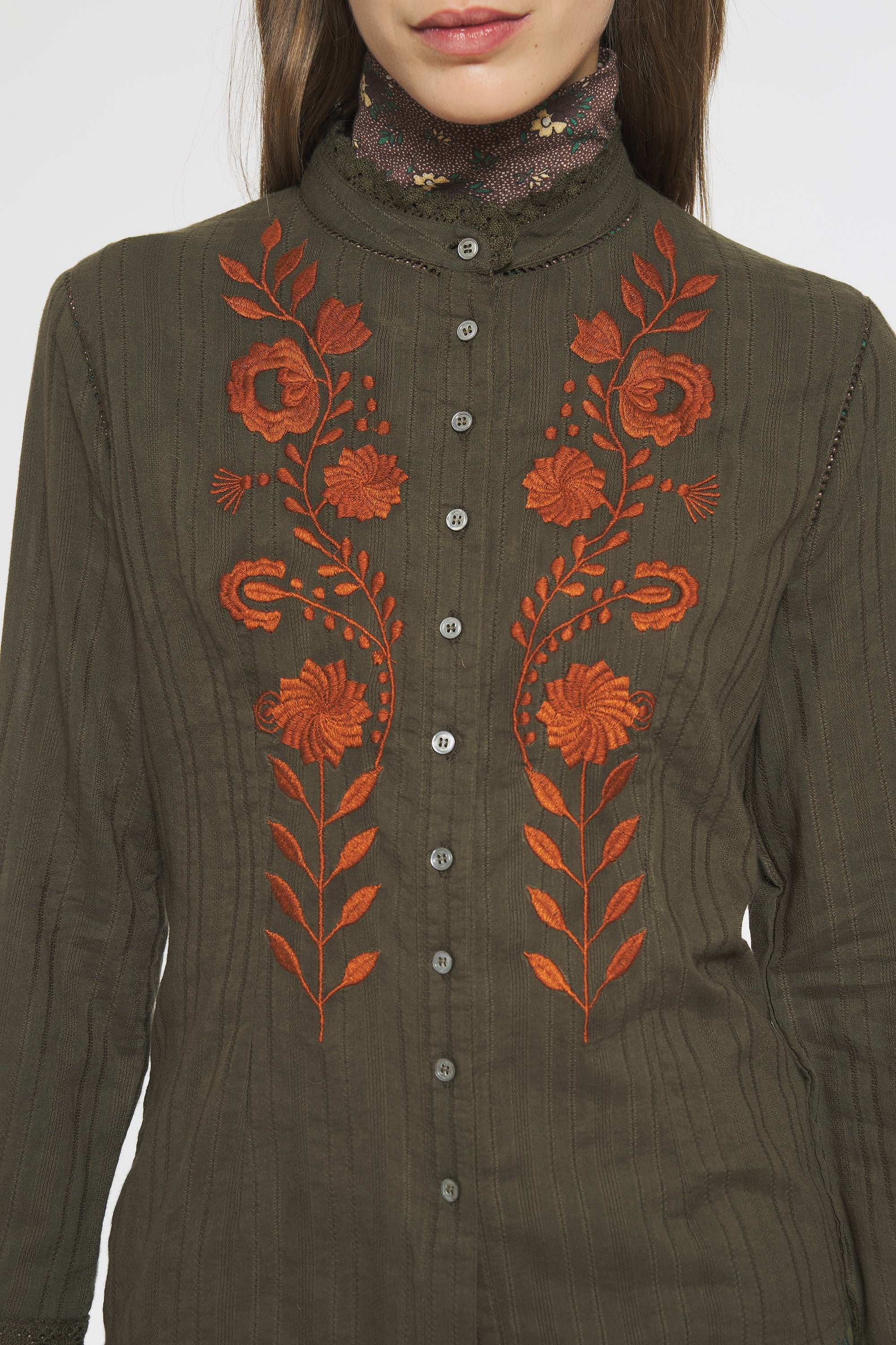 Blouse brodée Kiss
