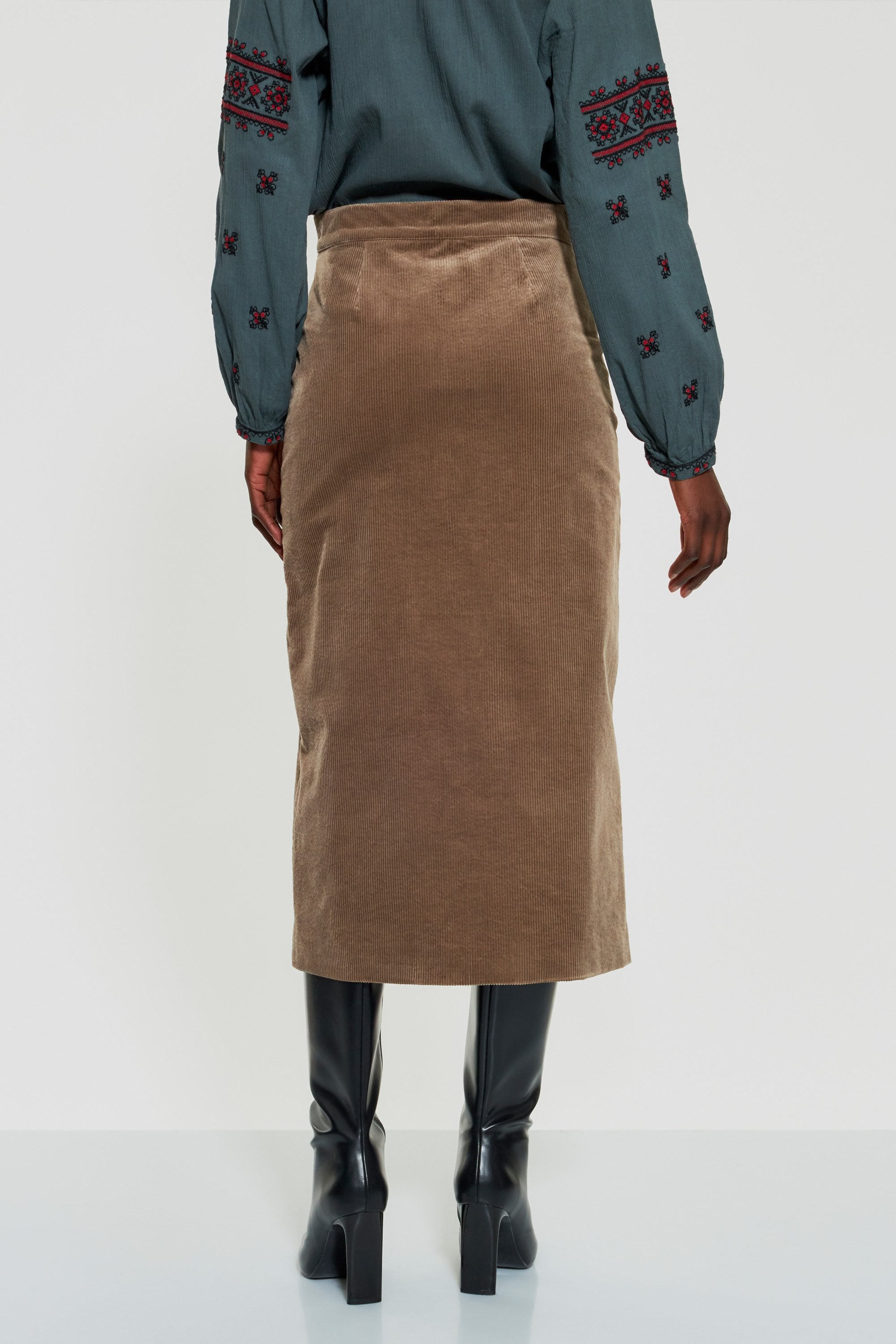 Jupe midi flare en velours beige Jupe longue boutonnée en